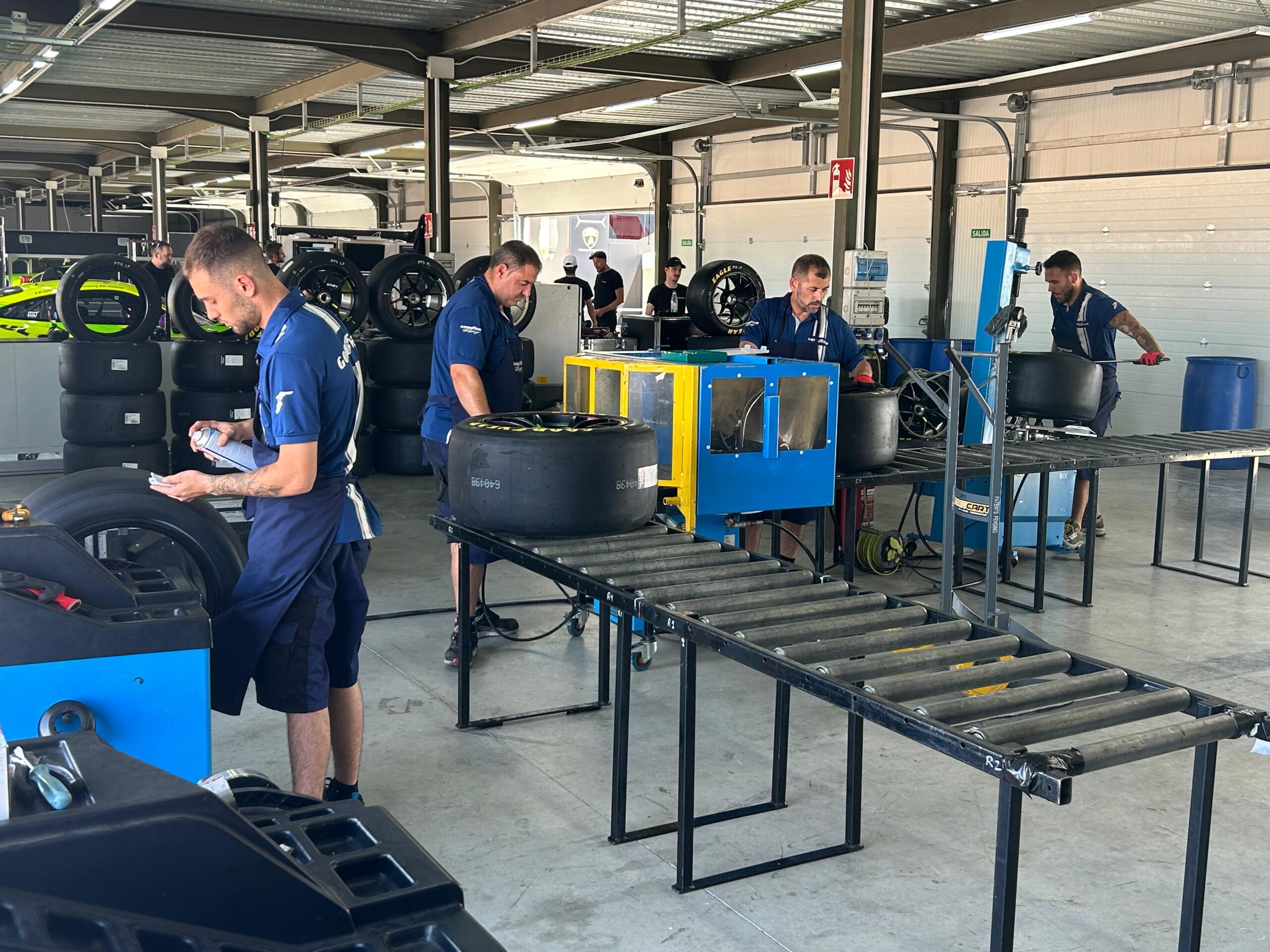 Montando neumáticos para Goodyear Racing